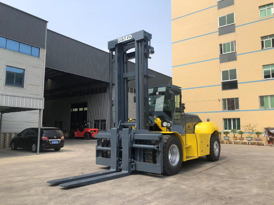 35 Tons Powerful High Capacity Forklift With Fork Attachment Superior Performance